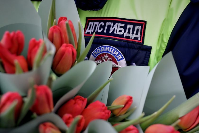 Весенний сюрприз от ГИБДД: автоинспекторы Красногорска поздравили автоледи с 8 Марта