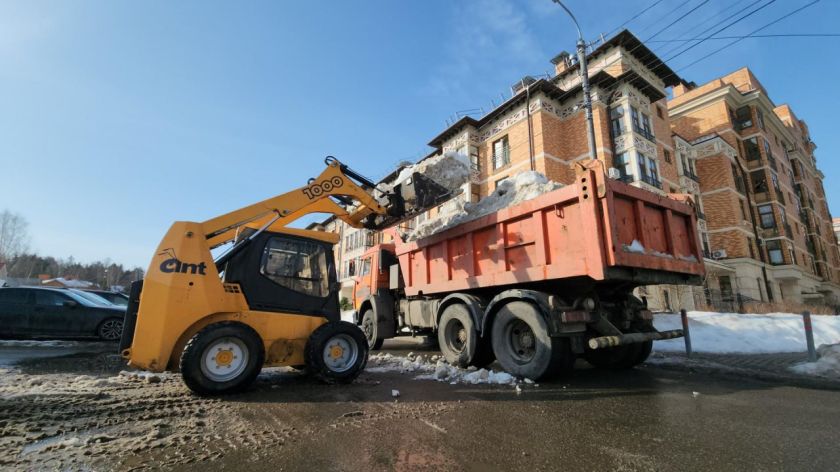 В Красногорске продолжается вывоз снега