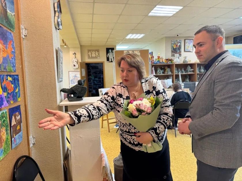 Красногорские партийцы поздравили педагогов Нахабинской школы искусств с праздником в преддверии Дня работника культуры