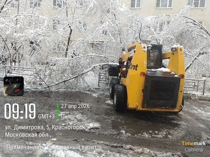 Сотрудники городских служб Красногорска продолжают работы по ликвидации последствий снегопада