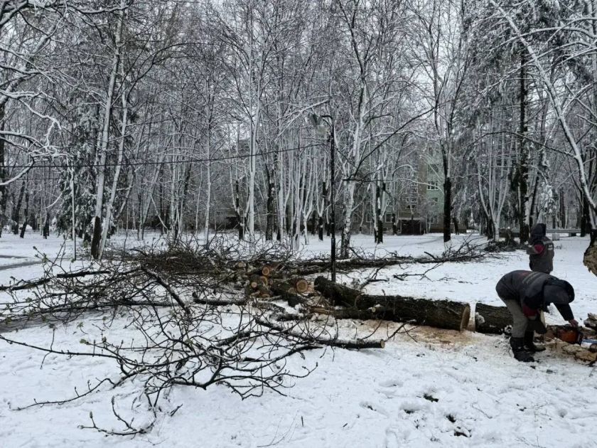 Сотрудники городских служб Красногорска работают в усиленном режиме после обильного снегопада