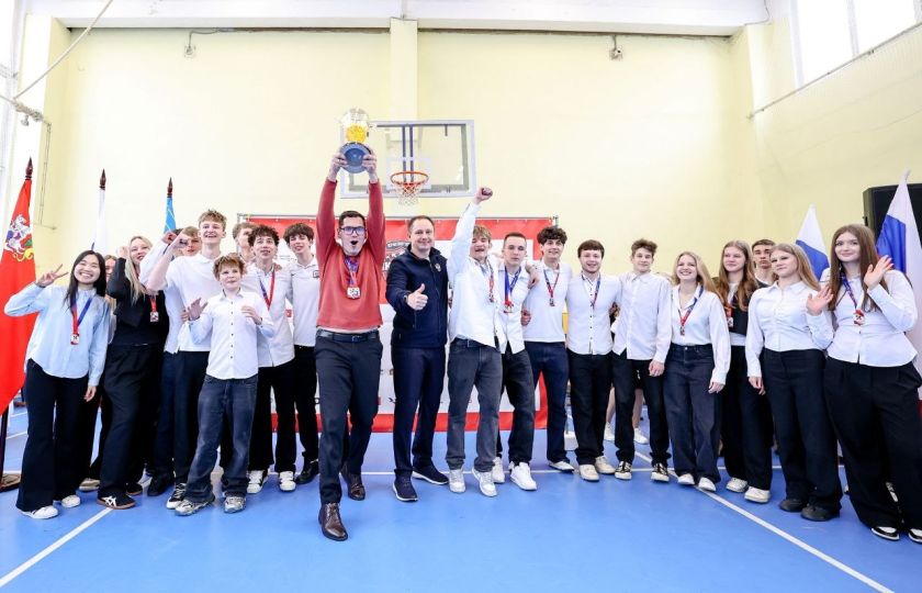 Дмитрий Волков вручил награды призерам Единой школьной лиги в гимназии №5