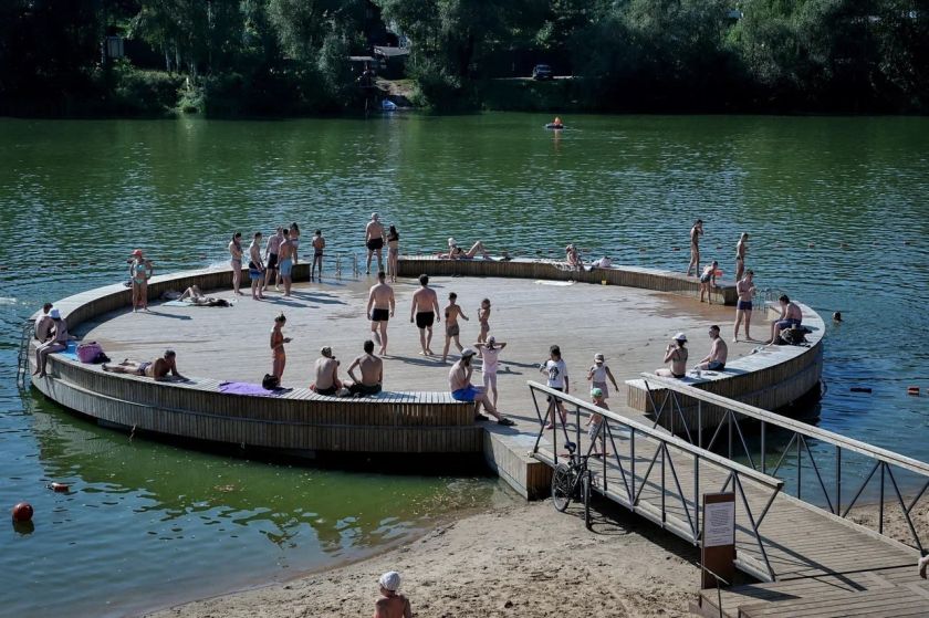 В первые выходные июня пляжи в подмосковном Красногорске посетили свыше 5 тысяч жителей и гостей округа. Наибольшей популярностью пользовалась зона отдыха на набережной реки Синички
