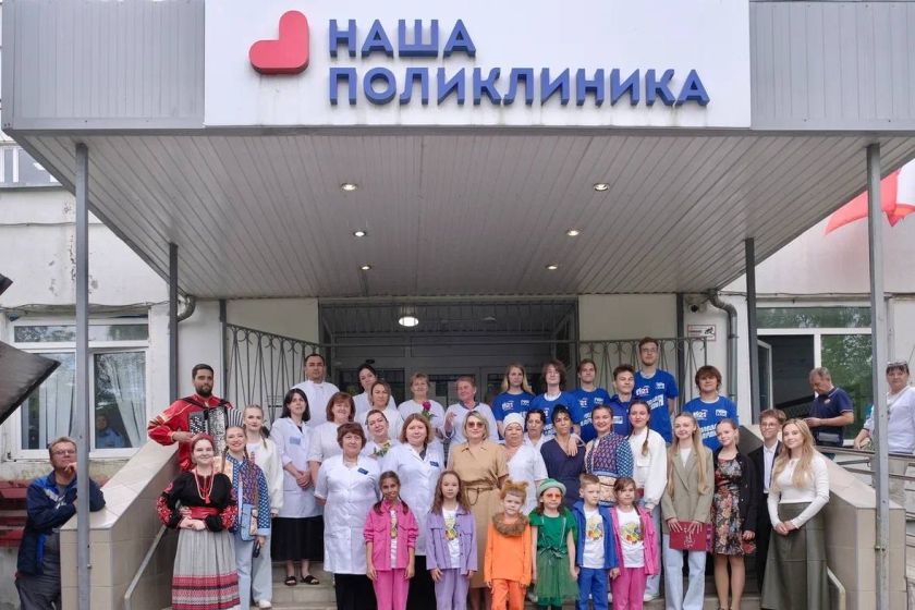 Праздник под окнами: артисты клуба «Мечта» подарили концерт медикам Красногорска