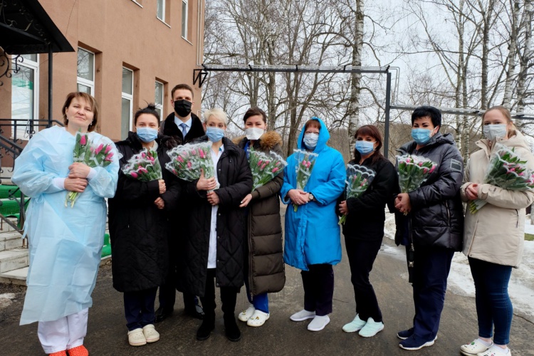 Женщин-медиков из «красной зоны» поздравили с наступающим 8 Марта