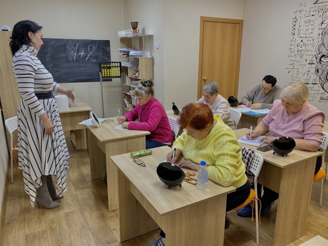 Уроки красоты проводят в Красногорске для участниц клуба «Активное долголетие»