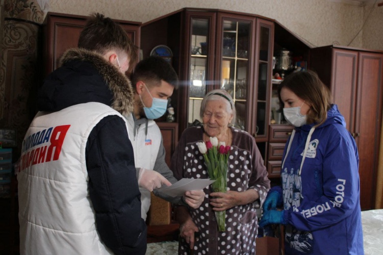 Красногорские волонтеры поздравили женщину-ветерана с наступающим 8 марта