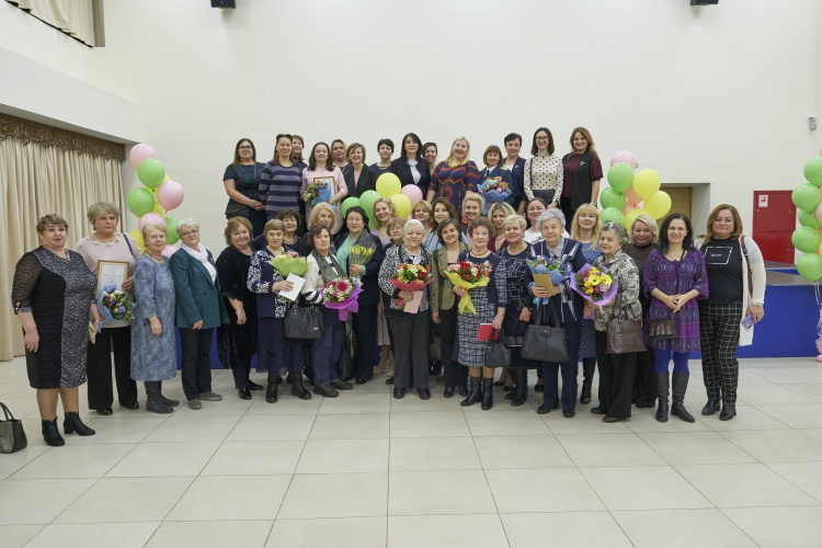 Лучших жительниц Красногорска наградили медалями и благодарственными письм