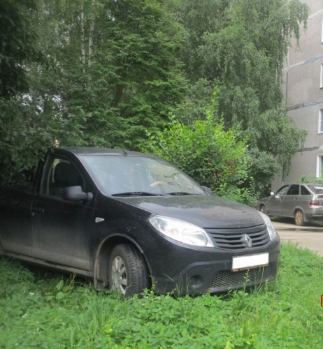 Более 400 автолюбителей Люберец оштрафованы за парковку на газонах