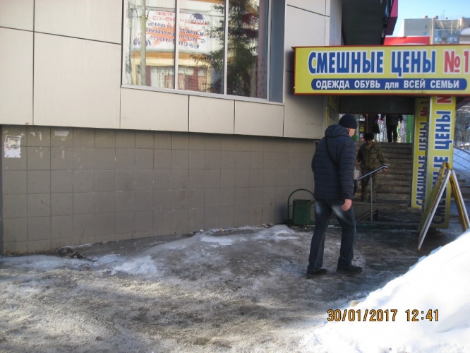 Инспекторы Красногорского отдела Госадмтехнадзора помогли  очистить территорию от наледи.