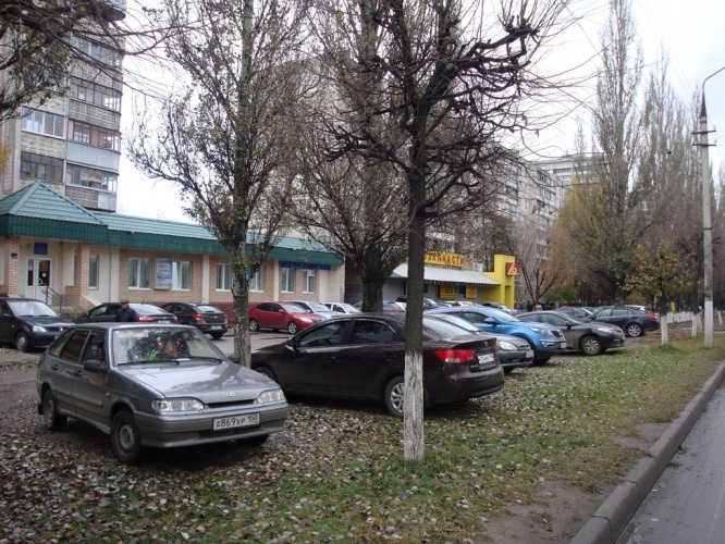 В Серпухове пресекли парковку на газонах