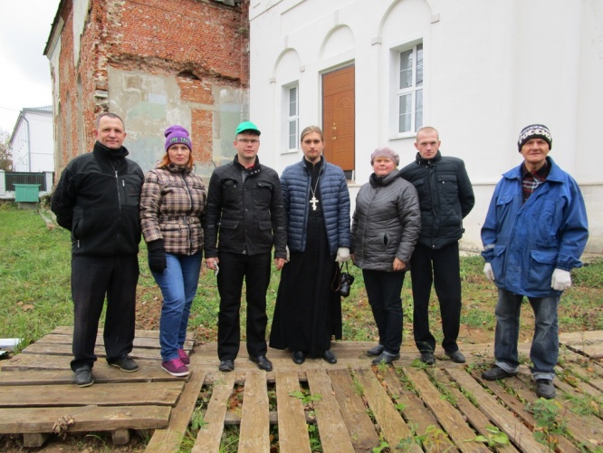 Витушева: Наши общественники привели в порядок территорию у Петропавловского Храма