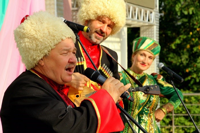 9 сентября на площади перед Домом культуры «Луч» состоялась праздничное народное гулянье «Казачье подворье»