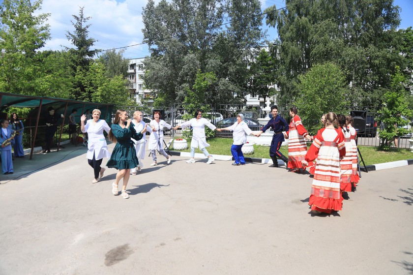 Красногорские партийцы устроили концерт в честь медиков