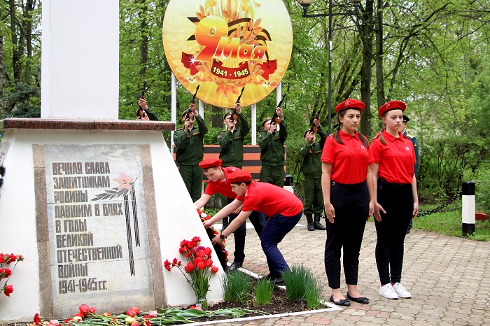 Мероприятия, посвященные празднованию 74-й годовщины Победы в Великой Отечественной войне, прошли на главной площади перед МБУК «ДК «Луч» с. Петрово-Дальнее.