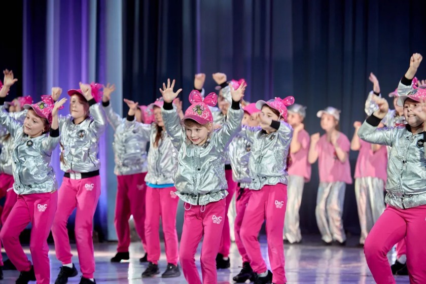 Яркое шоу подарила школа танцев «Про-Движение» в честь своего восемнадцатилетия