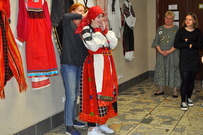 Открытие выставки этнографических костюмов южных областей России в ДК "Луч"