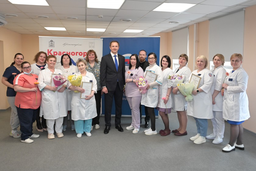 Дмитрий Волков поздравил медицинских сестер с профессиональным праздником