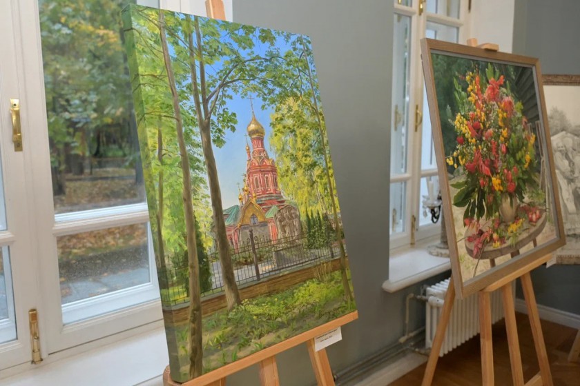 В комплексе усадьбы «Знаменское-Губайлово» открылась выставка «Сияние красок»
