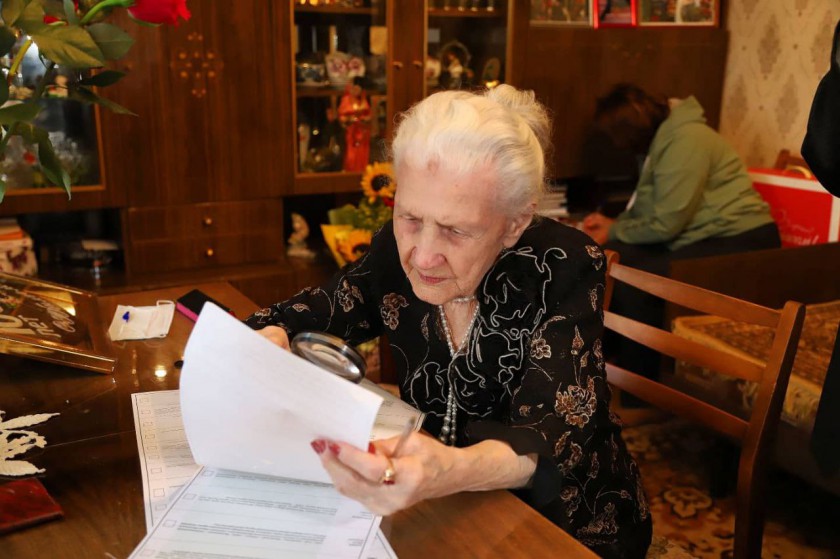 В Красногорске 100-летний ветеран вместе с супругой проголосовали на дому
