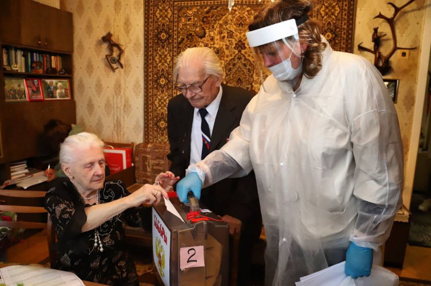 В Красногорске 100-летний ветеран вместе с супругой проголосовали на дому