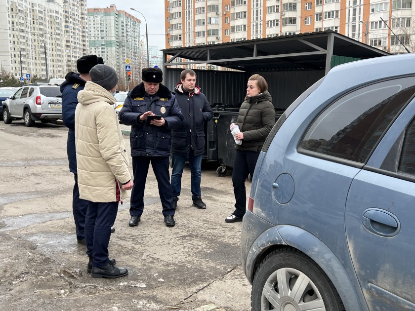 В Красногорске 5 «автохамов» освободили проезд к контейнерным площадкам до приезда эвакуатора