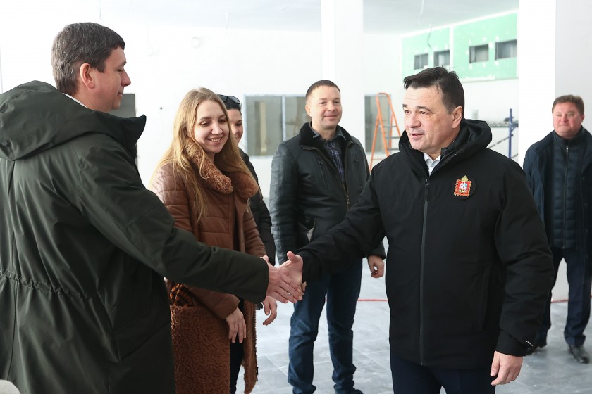 Губернатор Андрей Воробьев посетил стройплощадку школы в Красногорске
