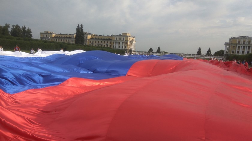 Рекордных размеров флаг России развернули в усадьбе Архангельское