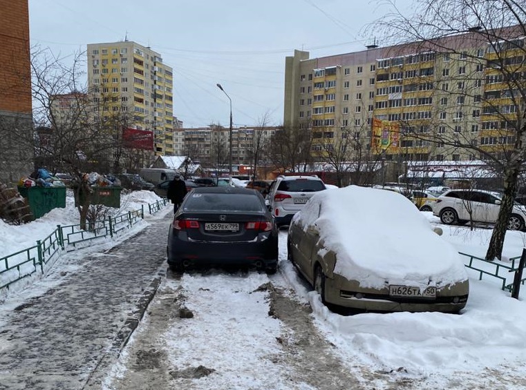 Уважаемые автовладельцы, убирайте машины во время уборки снега!