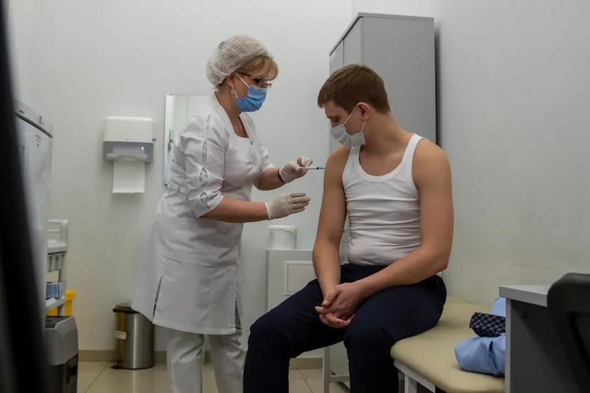 Мобильные пункты вакцинации открылись в ТЦ Красногорска