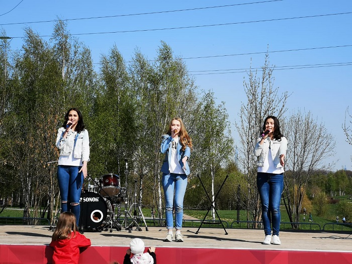 1 мая вокальная студия «Счастливые голоса»,  группа «Импульс» КЦ «Архангельсоке», выступили на благотворительном концерте, посвященном Дню весны и труда.