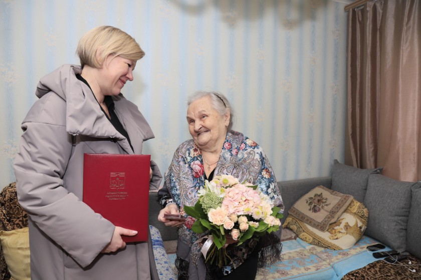 Жительницу Красногорска поздравили с 90-летием