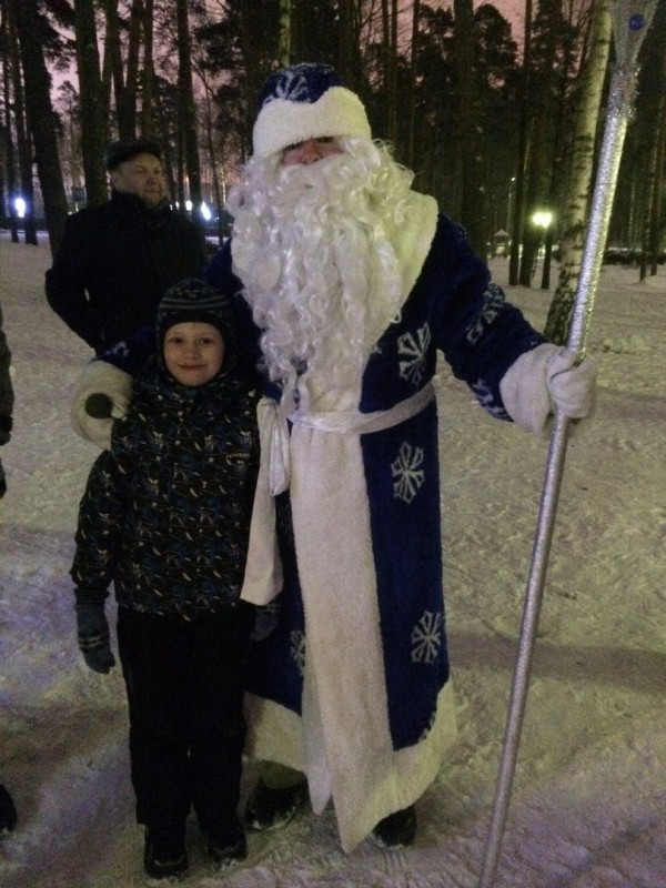 В детском городке "Сказочный" зажглась елочка