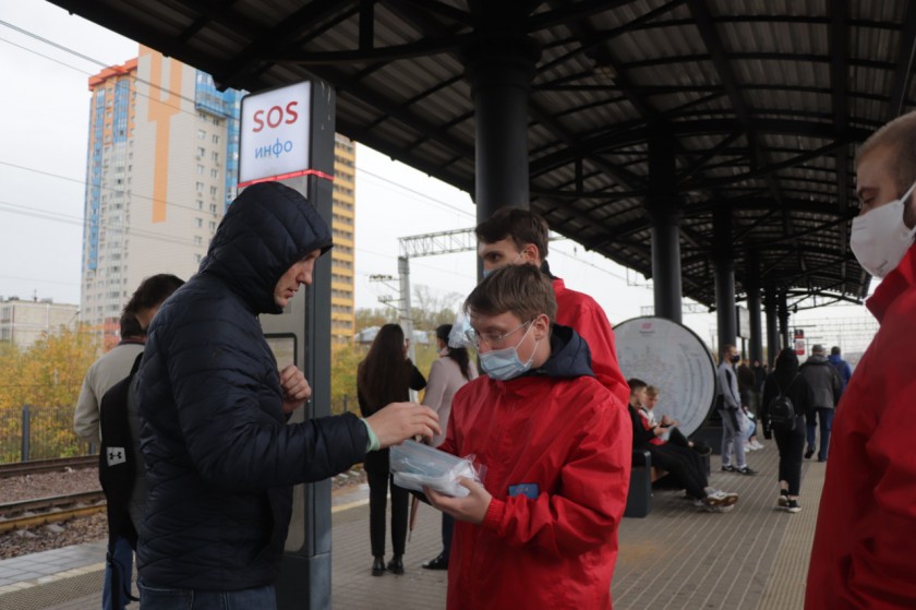 Красногорские волонтеры раздают пассажирам защитные маски