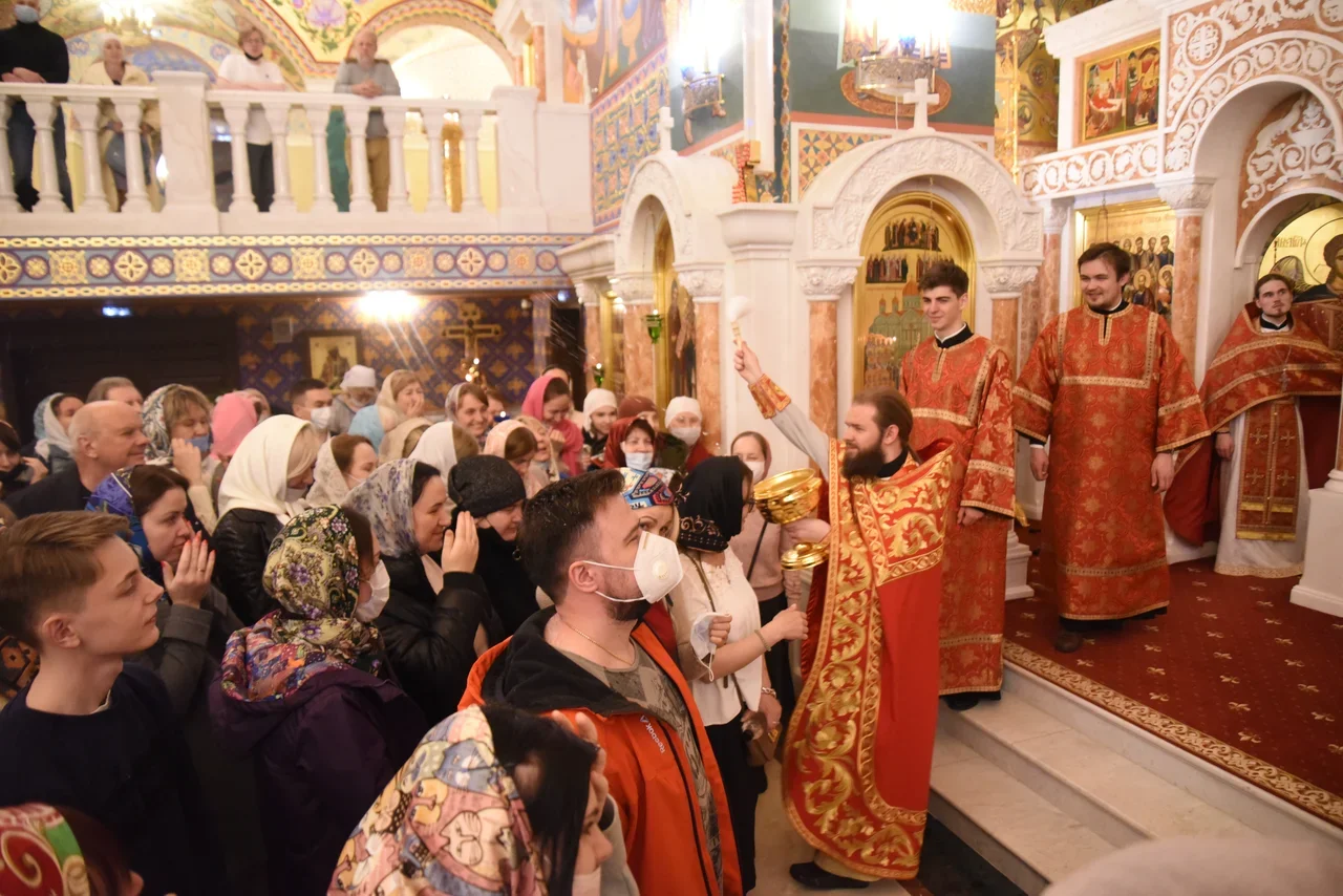 В пасхальную ночь в красногорских храмах прошли праздничные богослужения