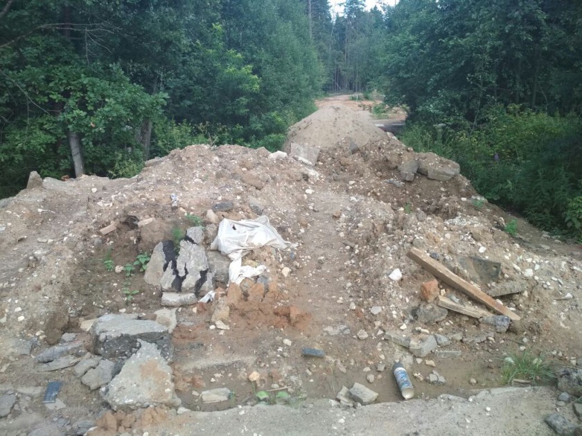 Против свалок: Радий Хабиров поручил убрать навалы мусора с дороги в Николо-Урюпино