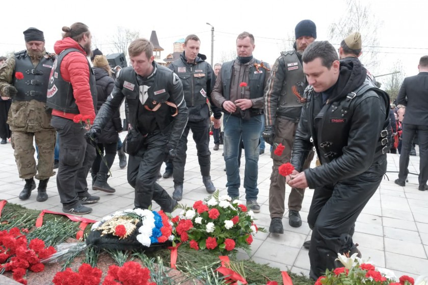 Цветы и венки возложили у мемориала в Нефедьево в честь Дня Победы