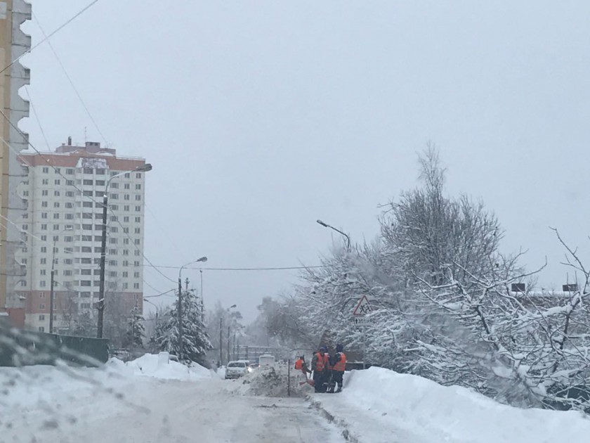 Коммунальные службы продолжают расчищать Красногорск