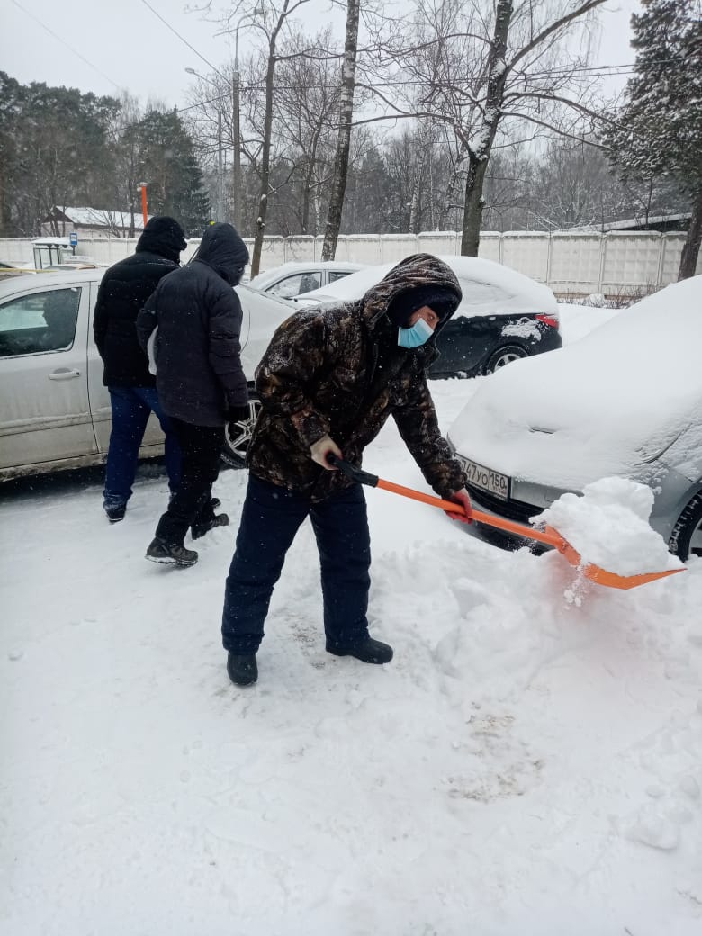 Жители Красногорска помогают управляющим компаниям убирать снег