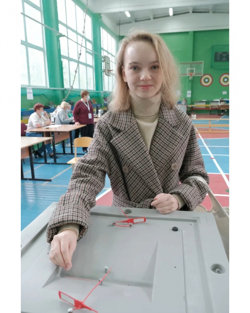 Две медалистки впервые проголосовали в одной из красногорских школ