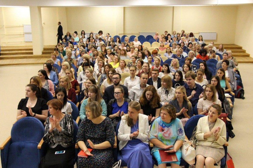Более 500 учителей приняли участие в окружной педагогической конференции