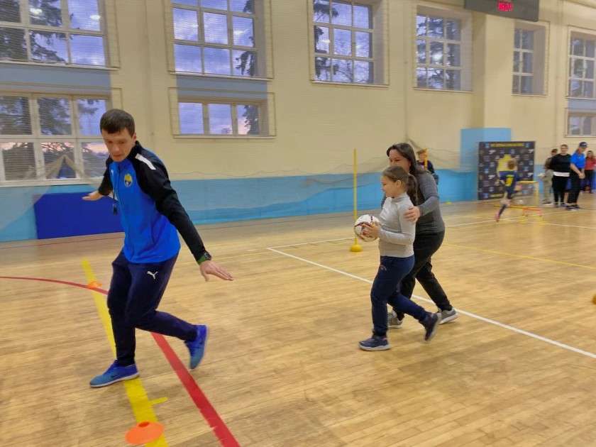 Игроки ФК «Зоркий» провели открытую тренировку для детей с ограниченными возможностями здоровья