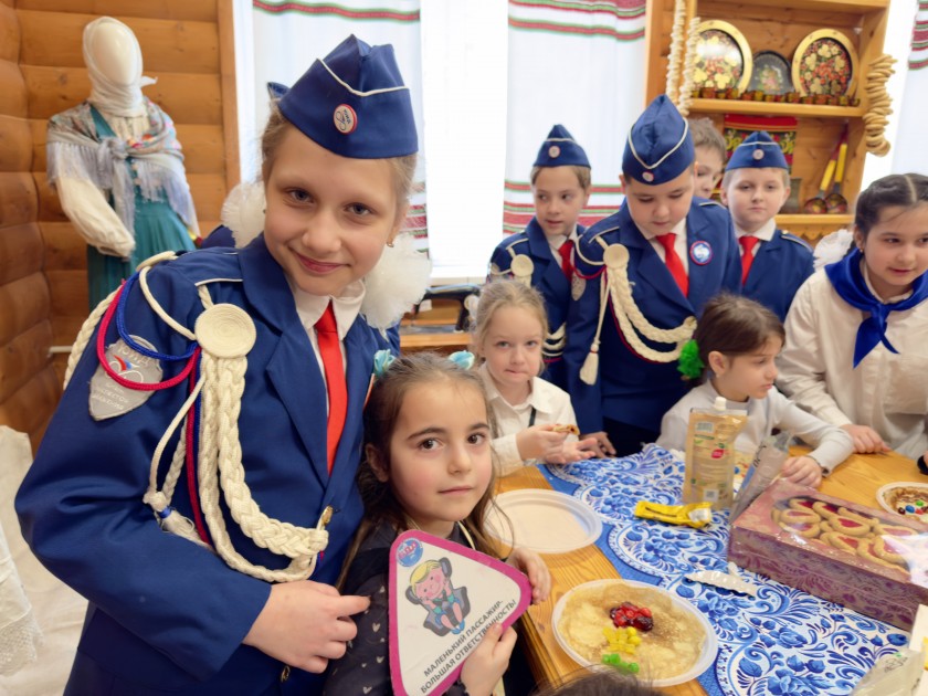 В Международный день блина сотрудники Госавтоинспекции г.о. Красногорск провели для ребят из отряда ЮИД кулинарный мастер-класс по украшению блинов надписями в тематике ПДД. Призывы стали напоминанием о важности соблюдении правил дорожного движения