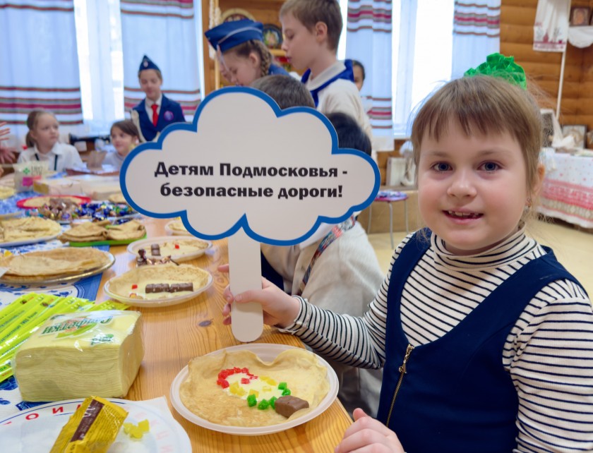 В Международный день блина сотрудники Госавтоинспекции г.о. Красногорск провели для ребят из отряда ЮИД кулинарный мастер-класс по украшению блинов надписями в тематике ПДД. Призывы стали напоминанием о важности соблюдении правил дорожного движения