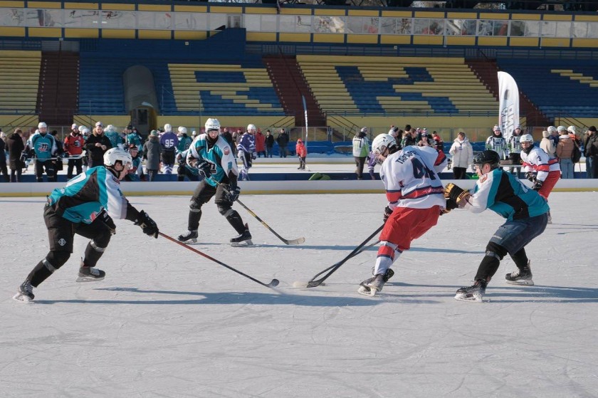 На стадионе «Зоркий» прошёл традиционный турнир по уличному хоккею Pond Hockey