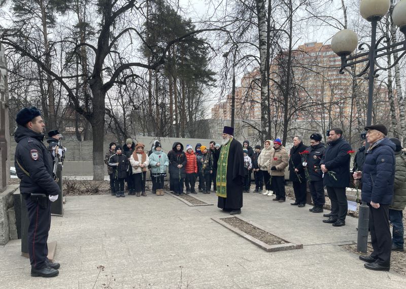 В Красногорске сотрудники полиции и общественники приняли участие в памятном мероприятии, посвященном 36-летию вывода ограниченного контингента советских войск из Афганистана