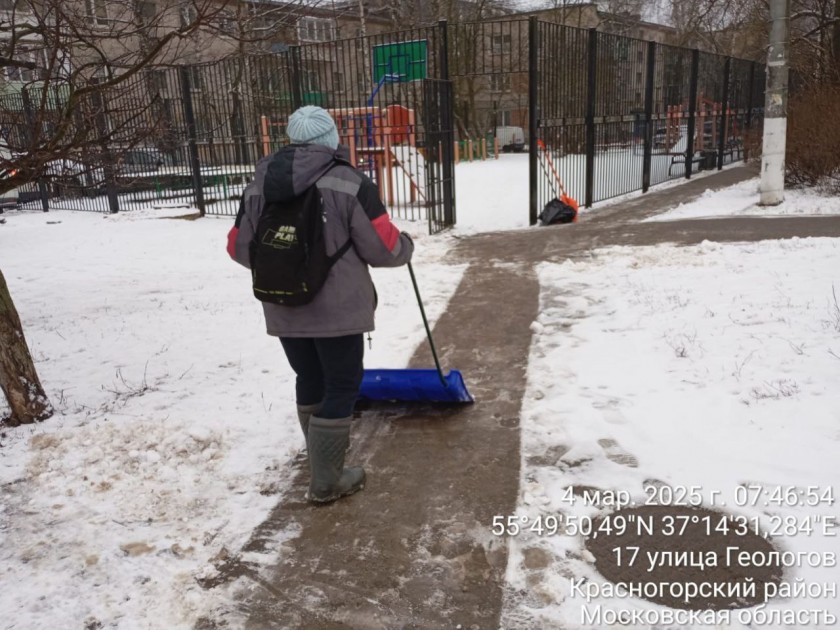 Весенний снег убирают дворники и механизированная техника в Красногорске