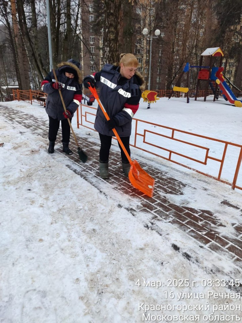 Весенний снег убирают дворники и механизированная техника в Красногорске