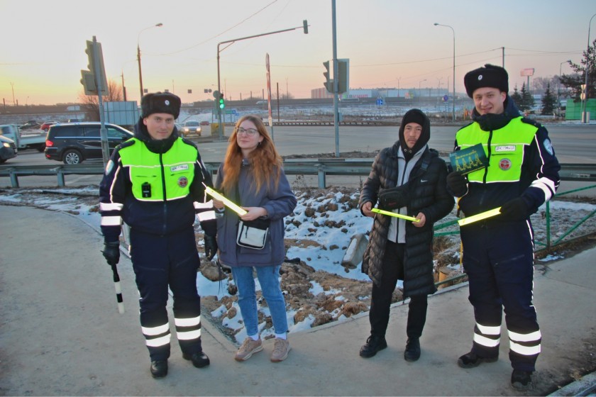 Сотрудники Подмосковной Госавтоинспекции призвали пешеходов к строгому соблюдению правил дорожного движения. Так  ранним утром на улично-дорожной сети Подмосковного Красногорска, в местах активного трафика пешеходов, автоинспекторы провели профилактически