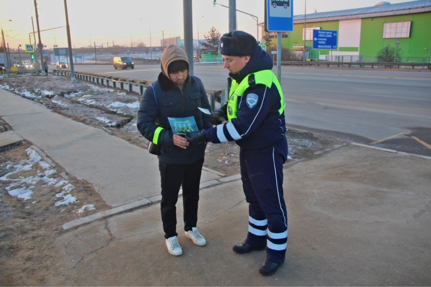 Сотрудники Подмосковной Госавтоинспекции призвали пешеходов к строгому соблюдению правил дорожного движения. Так  ранним утром на улично-дорожной сети Подмосковного Красногорска, в местах активного трафика пешеходов, автоинспекторы провели профилактически